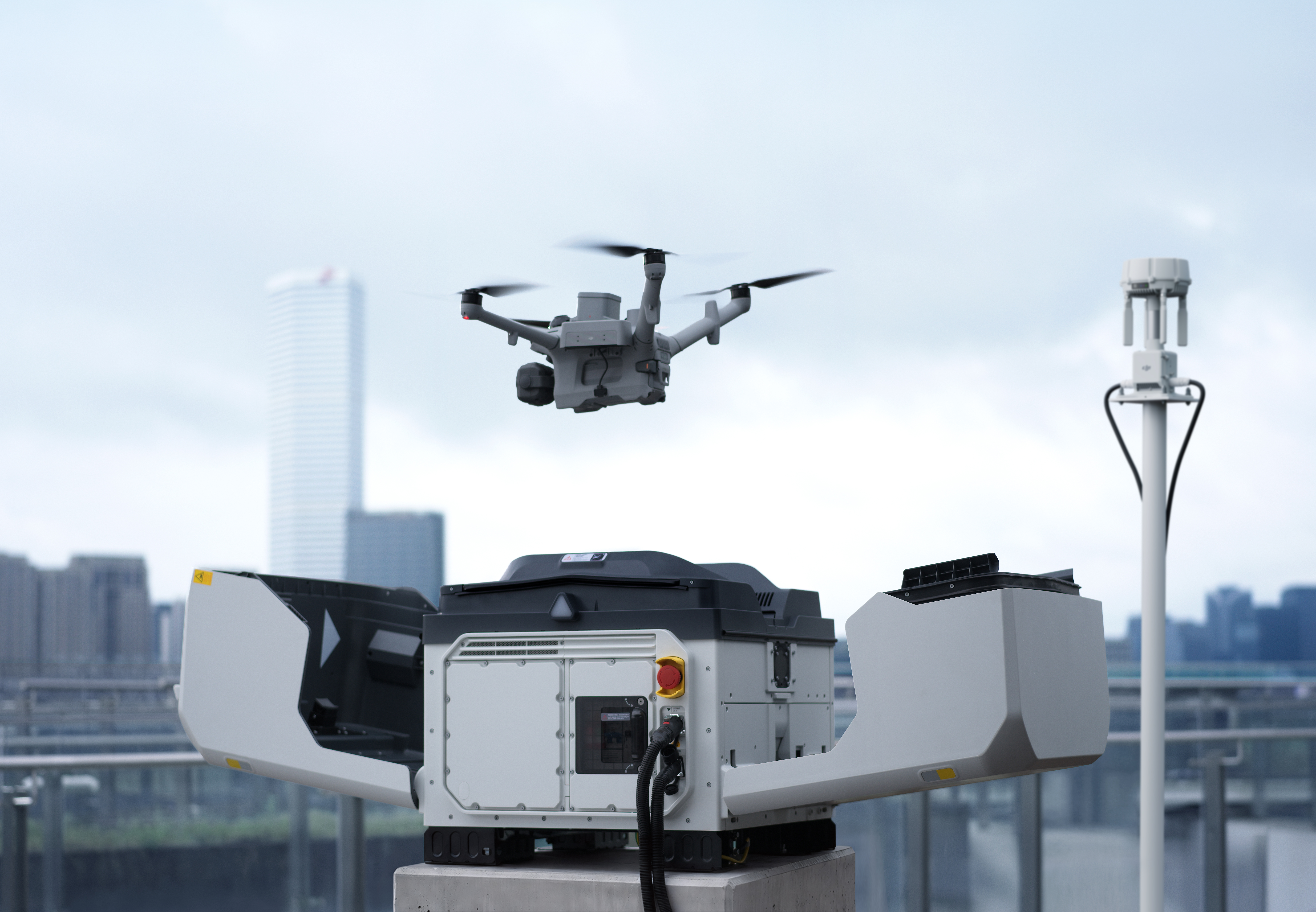 DJI Dock 4 mit DJI Matrice 5TD beim Start in der Stadt